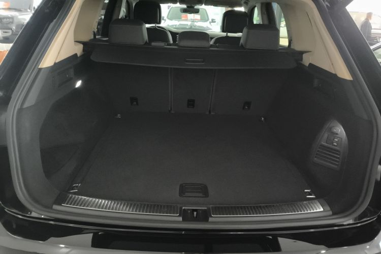 大众 途锐 2022款 3.0TSI 锐享版 曜黑运动套装机舱底盘23