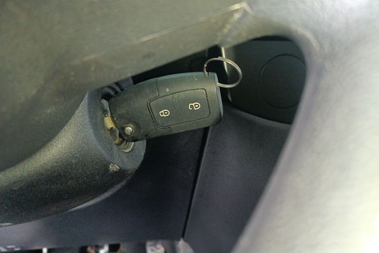 江铃福顺 2022款 2.0T 手动多功能乘用车中轴中高顶6-7座中控内饰7001