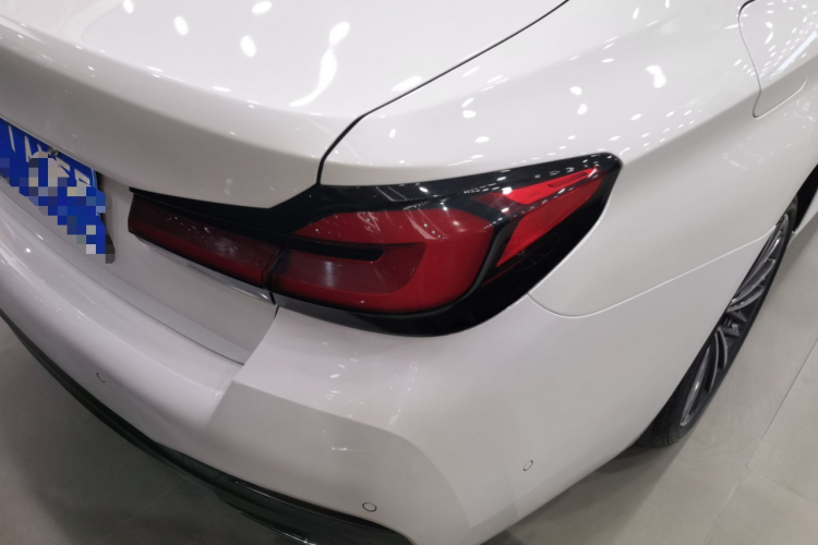 宝马5系 2023款 530Li 领先型 M运动套装车身外观9