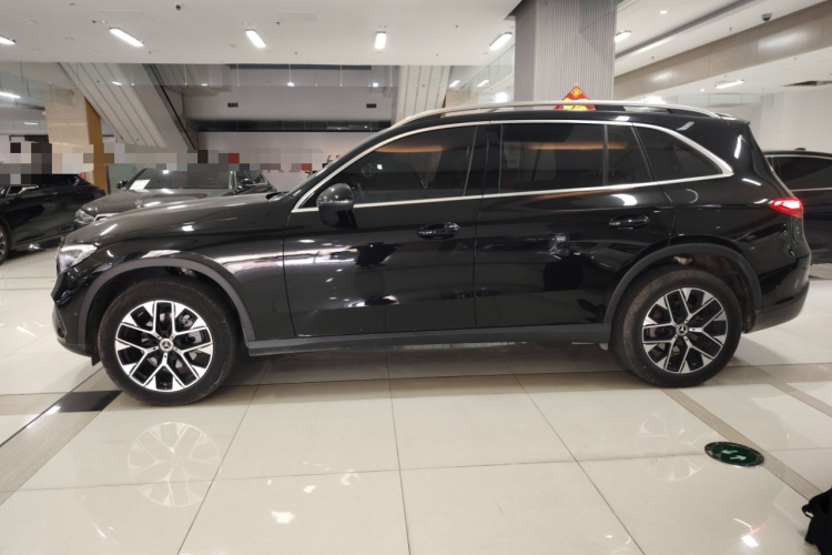 奔驰GLC 2023款 改款 GLC 260 L 4MATIC 动感型 5座车身外观4