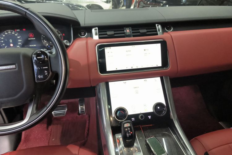 路虎 揽胜运动版 2022款 3.0 L6 耀黑版中控内饰16