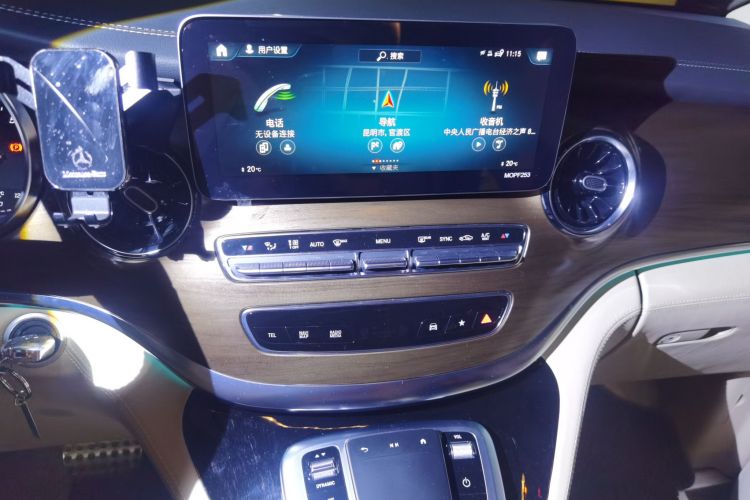 奔驰V级 2021款 V 260 L 长轴距豪华版中控内饰16