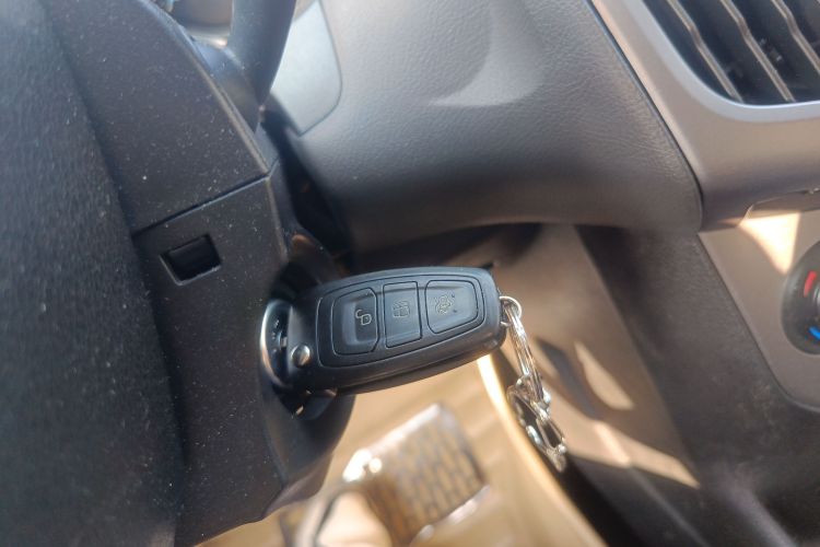 福特 福克斯 2012款 三厢 1.6L 自动风尚型中控内饰11