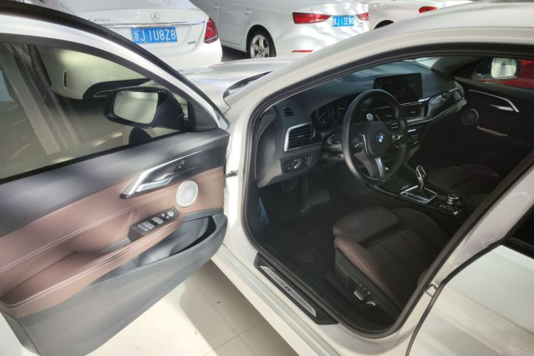 宝马1系 2022款 125i M运动曜夜版中控内饰7003