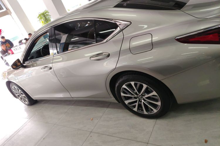 雷克萨斯ES 2023款 200 卓越版车身外观4