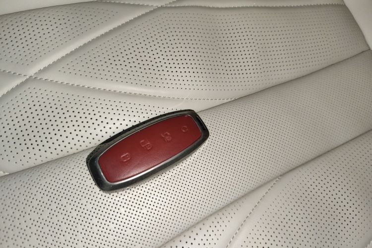 腾势D9 2024款 DM-i 980 四驱旗舰型中控内饰7001