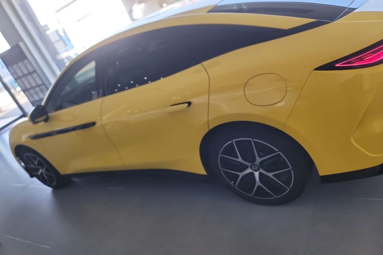 比亚迪 汉L 2025款 DM-p 四驱激光雷达旗舰型车身外观4