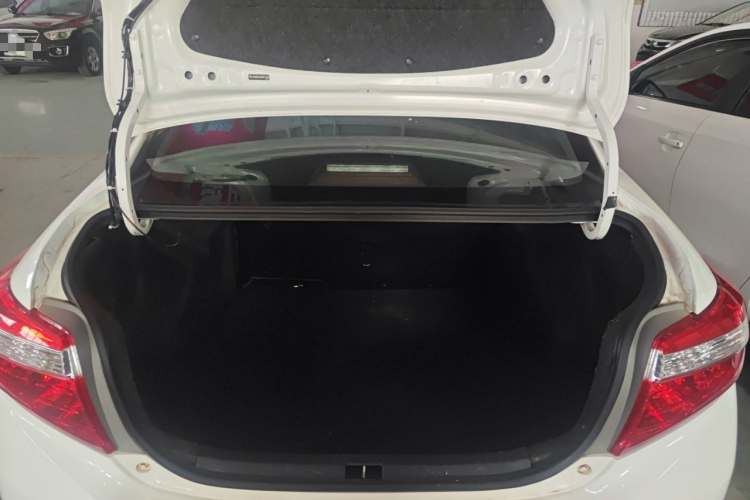 丰田 威驰 2014款 1.5L 手动智尚版机舱底盘23