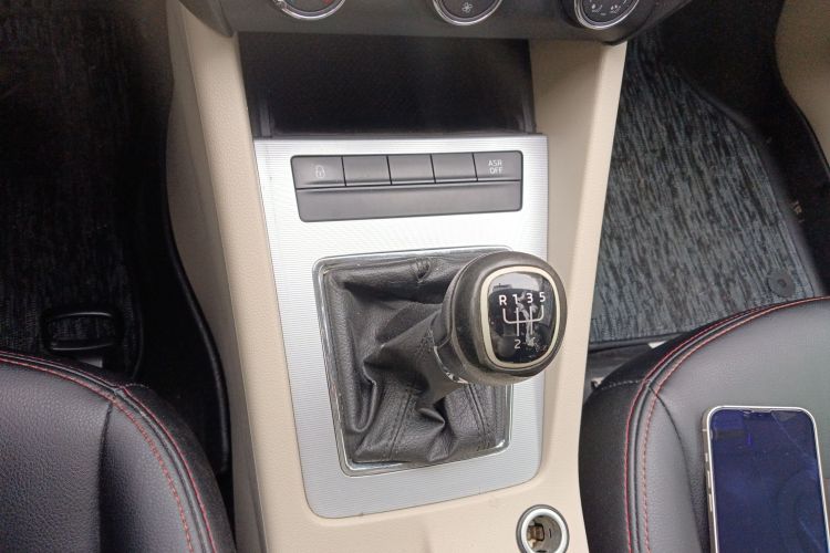 斯柯达 明锐 2015款 1.6L 手动逸杰版中控内饰18