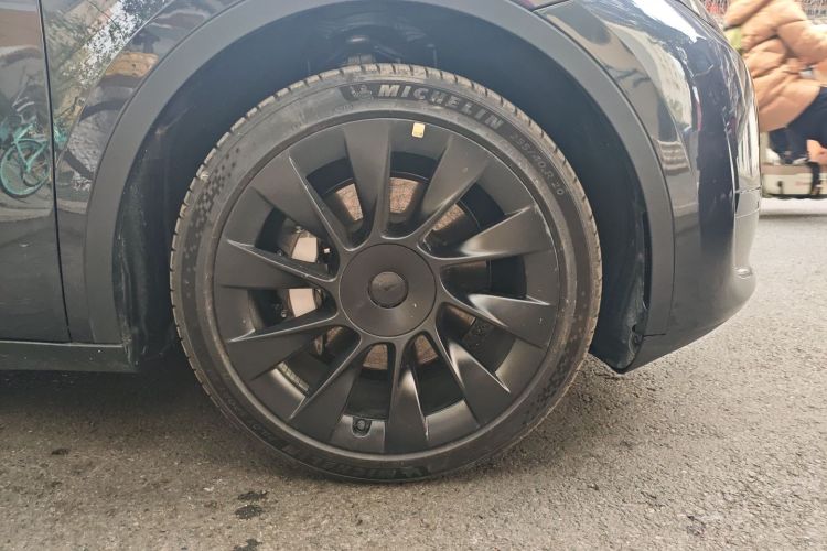 特斯拉 Model Y 2024款 后轮驱动版车身外观10