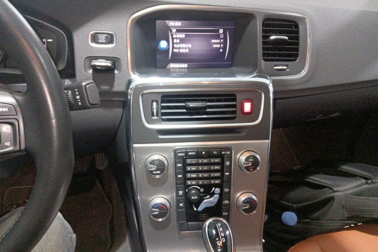 沃尔沃S60 2019款 S60L T3 智进版中控内饰16