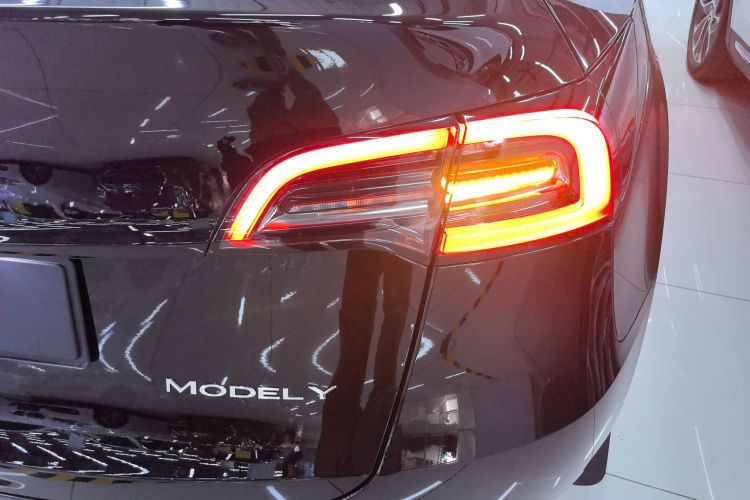 特斯拉 Model Y 2022款 改款 后轮驱动版车身外观9