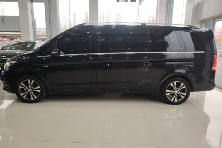 奔驰V级 2016款 V 260 L 尊贵加长版车身外观4