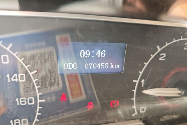 上汽大通MAXUS 新途V80 2017款 2.5T 5挡手动傲运通国IV短轴超低顶5/6/10座中控内饰15