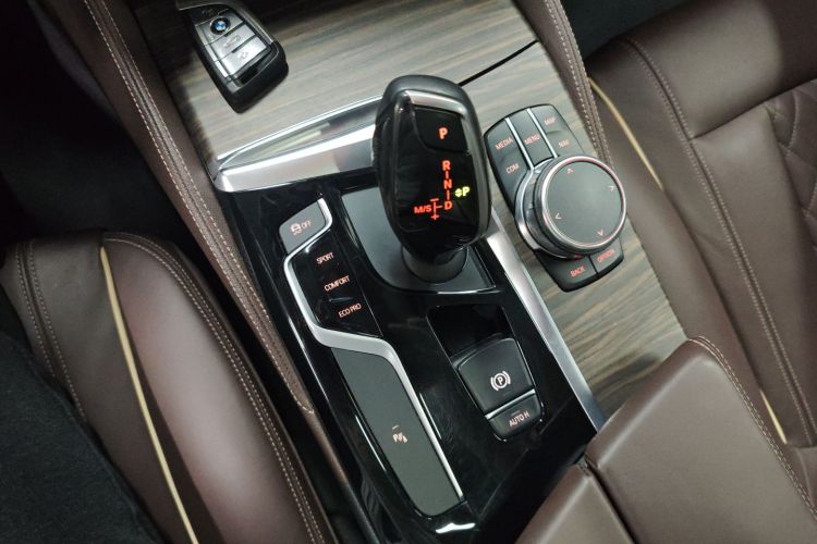 宝马5系 2018款 改款 530Li 领先型 豪华套装中控内饰18