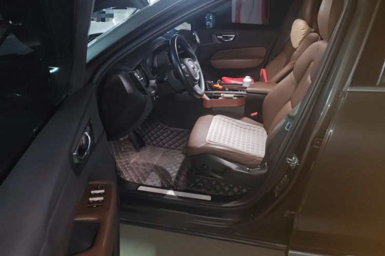 沃尔沃XC60 2022款 B5 四驱智逸豪华版中控内饰20