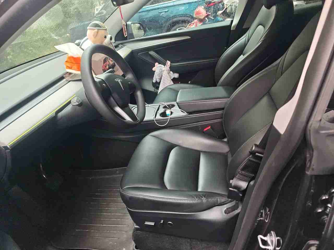 车辆前排内饰及座椅整体展示