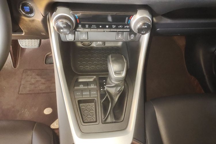 丰田 RAV4荣放 2022款 2.0L CVT两驱风尚Plus版中控内饰18