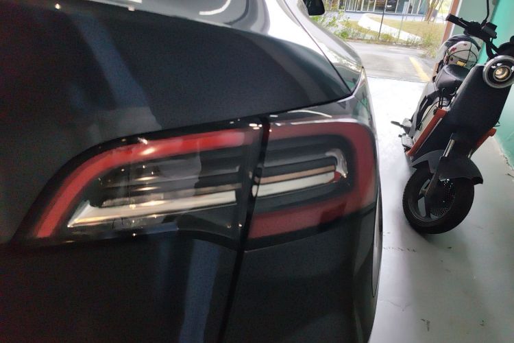 特斯拉 Model Y 2024款 后轮驱动版车身外观9