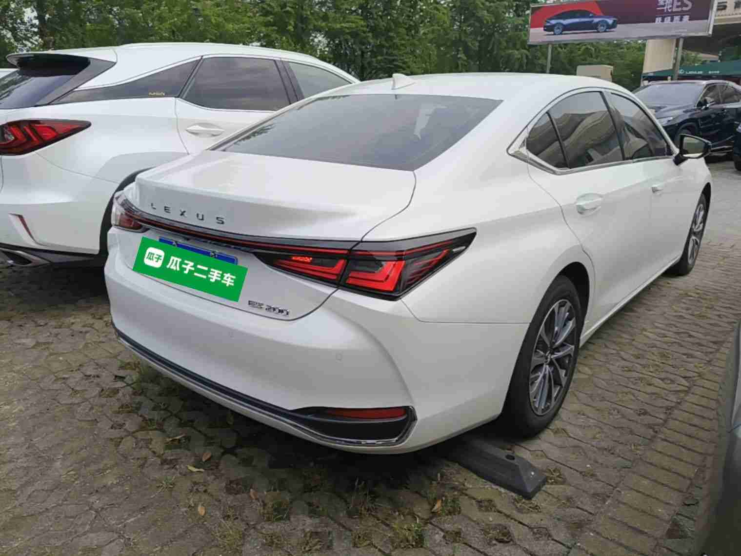 车辆右后45度外观展示