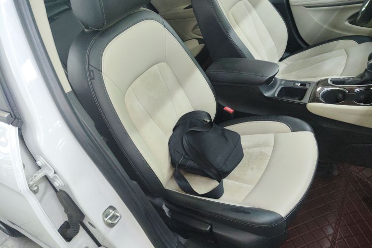 别克 威朗 2019款 三厢 15S 自动领先型局部细节41