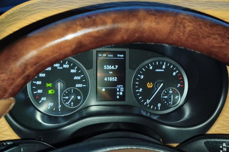 奔驰 威霆 2023款 2.0T 商务版 7座中控内饰14