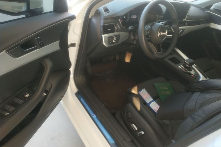 奥迪A4L 2025款 200万辆悦享版 40 TFSI 时尚动感型中控内饰7003