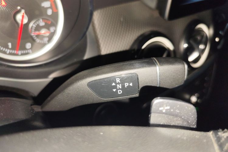 奔驰GLA 2019款 GLA 200 动感型中控内饰18