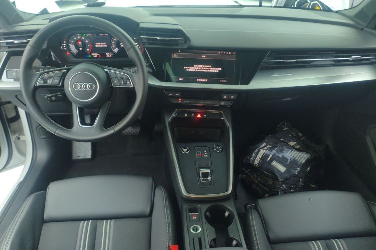 奥迪A3 2023款 A3L Limousine 35 TFSI 时尚运动型中控内饰12