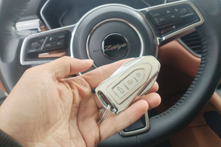 众泰SR9 2017款 2.0T 自动极致之梦版中控内饰11