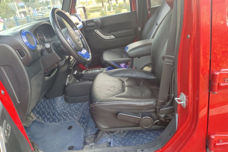 Jeep 牧马人 2014款 3.0L Sahara 四门版中控内饰19