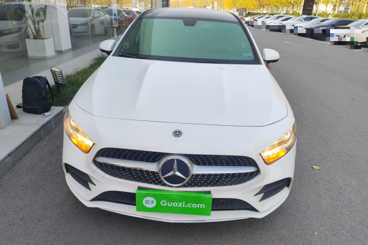 奔驰A级 2020款 A 180 L 运动轿车车身外观2