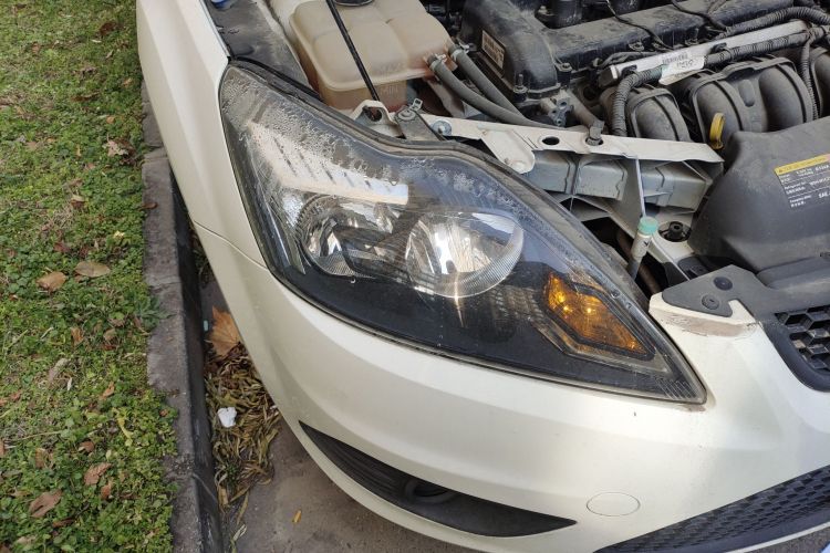 福特 福克斯 2013款 两厢经典 1.8L 自动基本型车身外观8