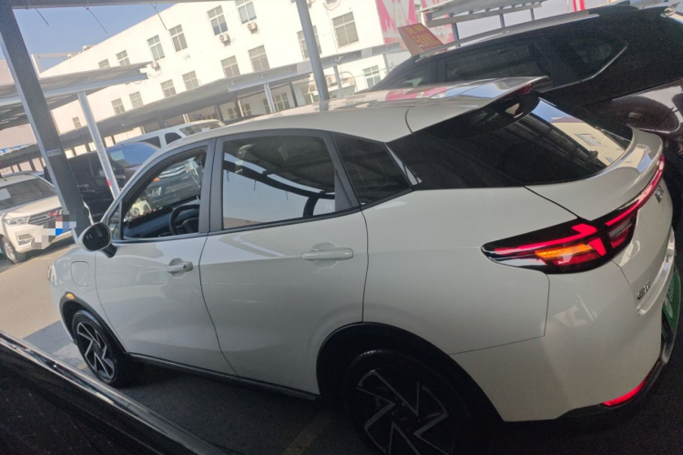 哪吒汽车 哪吒V 2021款 Co-sport 魔力版车身外观4