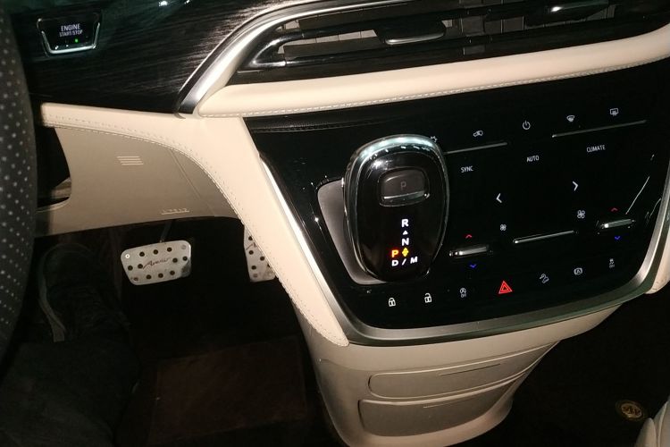 别克GL8 2021款 Avenir艾维亚 七座亲礼版中控内饰18