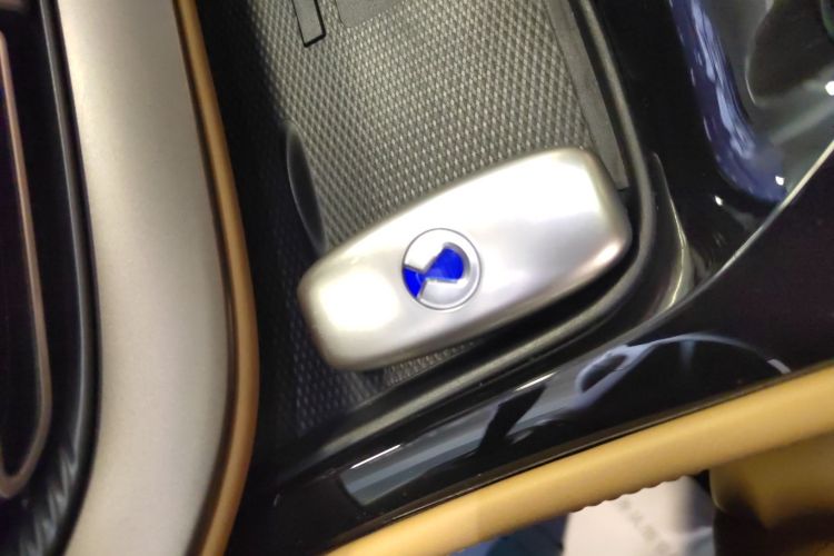 腾势D9 2022款 DM-i 970 四驱旗舰型中控内饰11