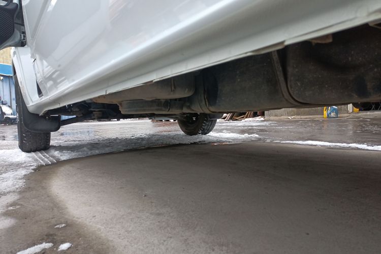 江铃福顺 2022款 2.0T 手动多功能乘用车中轴中高顶6-7座局部细节9002