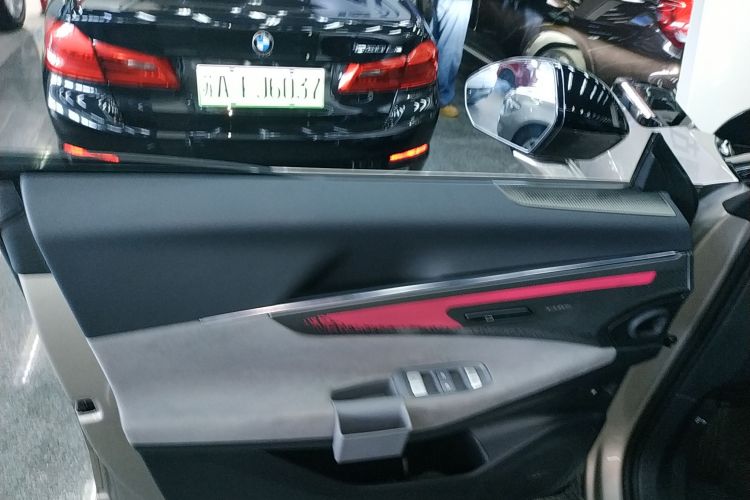 领克08 EM-P 2023款 120km 长续航Halo中控内饰47