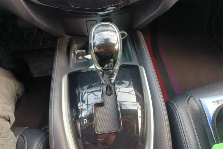 日产 奇骏 2019款 2.0L CVT智联七座舒适版 2WD中控内饰18