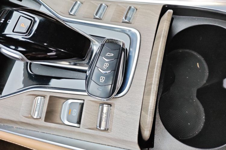 蓝电E5 2023款 1.5L DE-i 110KM旗舰型 7座中控内饰11