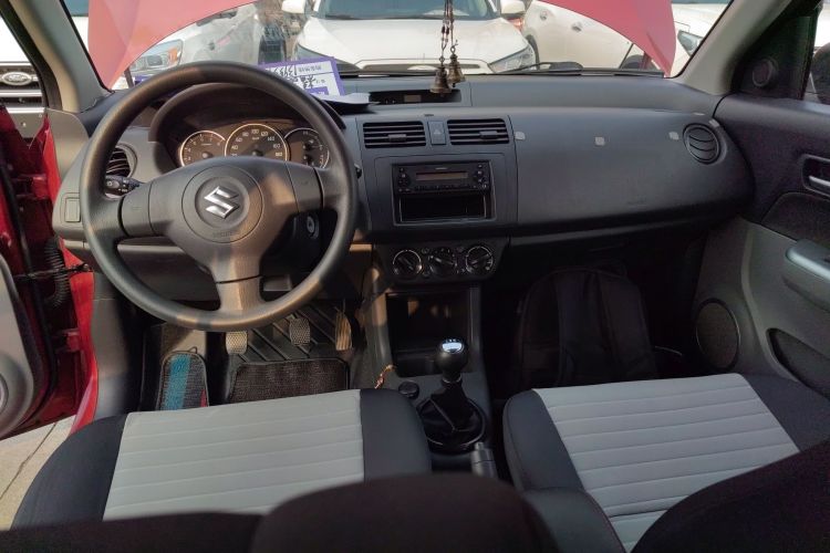 铃木 雨燕 2014款 1.3L 手动标准型中控内饰12