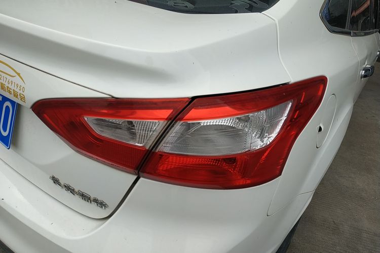 福特 福克斯 2012款 三厢 1.6L 自动舒适型车身外观9