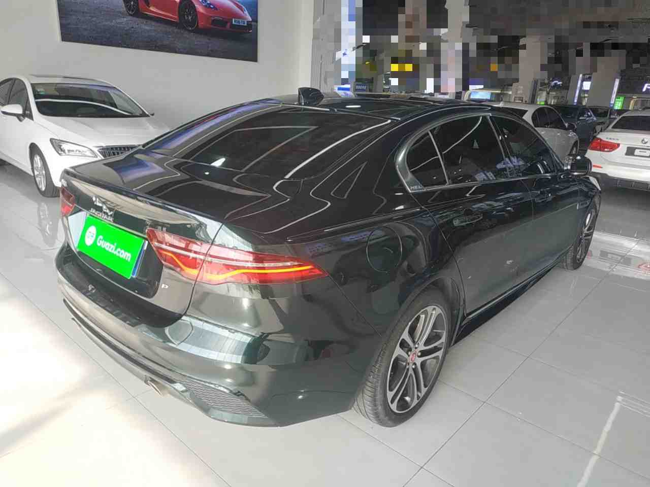 车辆右后45度侧面展示