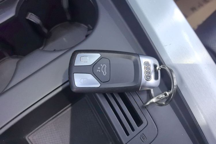 奥迪A4L 2022款 40 TFSI 时尚动感型中控内饰7001