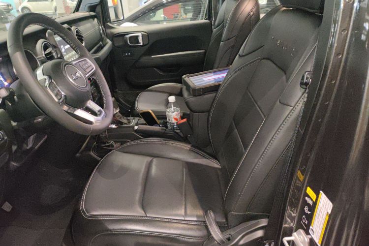 Jeep 角斗士 2023款 3.6L Overland中控内饰19