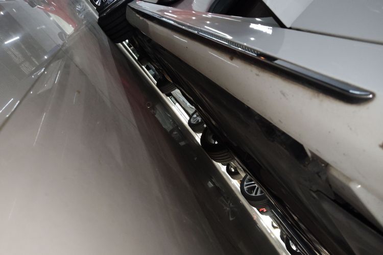 奔驰E级 2020款 改款 E 300 L 运动时尚型局部细节9001