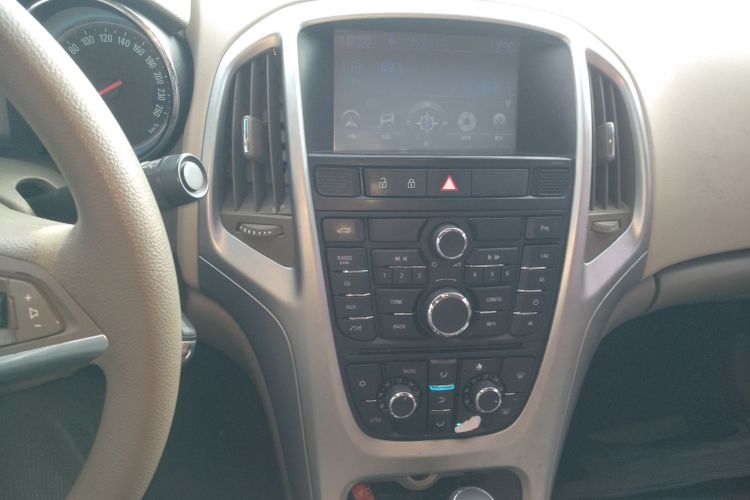 别克 英朗 2013款 GT 1.6L 自动时尚版中控内饰16