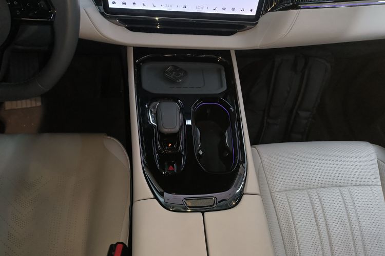 极氪009 2022款 WE版中控内饰18