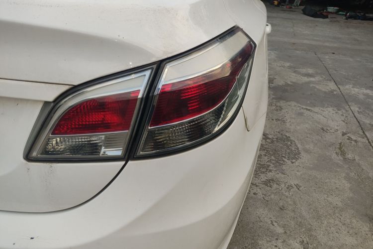 奇瑞 艾瑞泽3 2015款 1.5L 手动够真版车身外观9