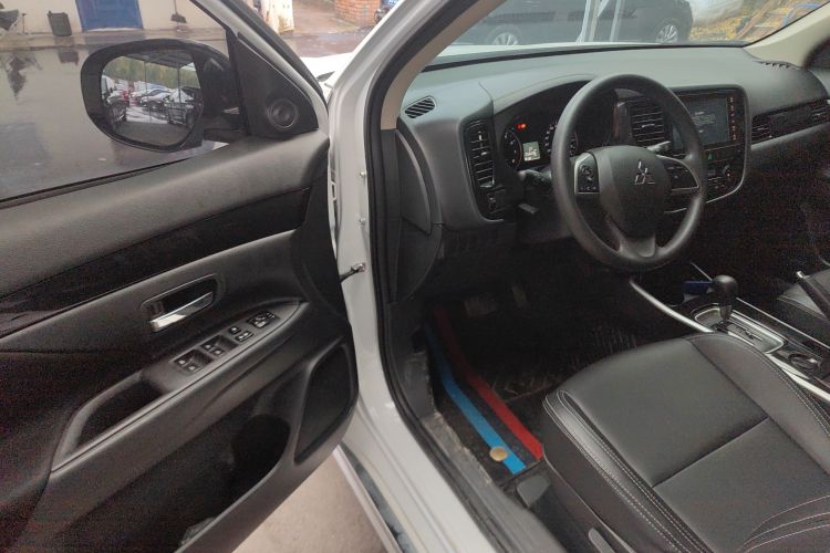 三菱 欧蓝德 2021款 改款 2.0L 两驱畅行版 5座中控内饰7003